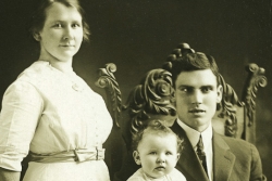 Mabel Palmer Knaggs, Gwendolyn Bernice Knaggs and Thurlow Knaggs, circa 1912