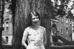 Gwen Knaggs,1929 in front of the Milan school