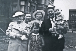 Grandma Knaggs, Gwen, Grandma Tooman, Pat, Grandpa Tooman, Paul jr., circa 1940